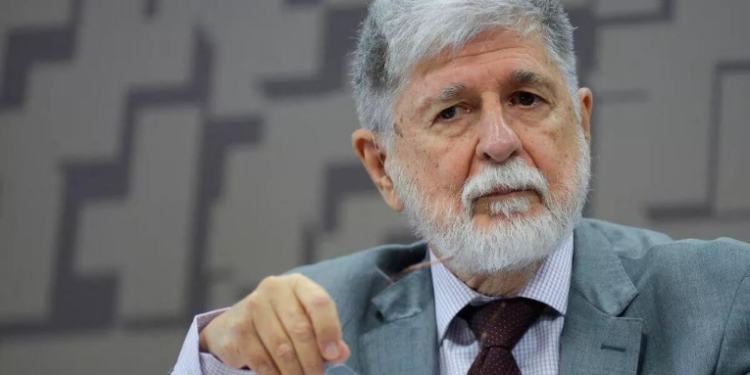 Celso Amorim afirmou que o Brasil está aberto a ampliar a cooperação militar com a China após desfile em Pequim. A medida inclui envio de generais como adidos e reforça a parceria bilateral em meio a tensões com os EUA.