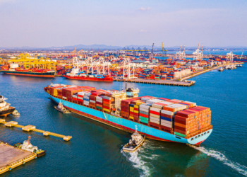 Brasil fecha agosto com superávit comercial de US$ 6,13 bilhões, superando expectativas do mercado. Exportações crescem 3,9% e acumulado no ano já soma US$ 42,8 bilhões.