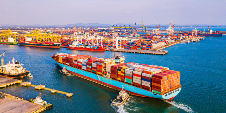Brasil fecha agosto com superávit comercial de US$ 6,13 bilhões, superando expectativas do mercado. Exportações crescem 3,9% e acumulado no ano já soma US$ 42,8 bilhões.