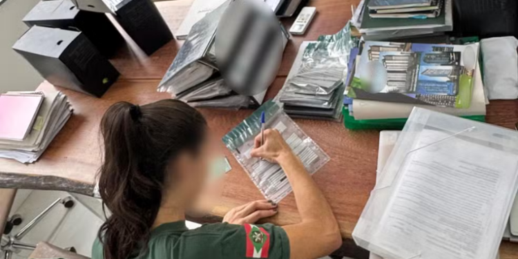 GAECO/MPRJ cumpre mandados de prisão e busca no Rio de Janeiro em apoio à Operação Black Flow, que investiga fraudes imobiliárias de mais de R$ 90 milhões em SC, RJ e SP.