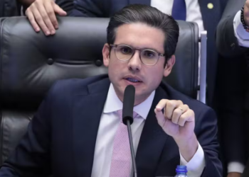 Presidente da Câmara, Hugo Motta, mantém indefinição sobre votação da proposta de anistia aos condenados pelos ataques de 8 de janeiro de 2023, enquanto aliados de Bolsonaro pressionam pela medida.