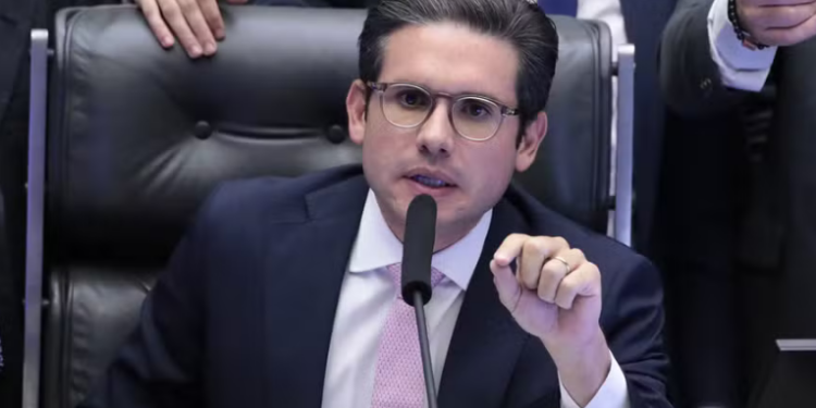 Presidente da Câmara, Hugo Motta, mantém indefinição sobre votação da proposta de anistia aos condenados pelos ataques de 8 de janeiro de 2023, enquanto aliados de Bolsonaro pressionam pela medida.