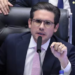 Presidente da Câmara, Hugo Motta, mantém indefinição sobre votação da proposta de anistia aos condenados pelos ataques de 8 de janeiro de 2023, enquanto aliados de Bolsonaro pressionam pela medida.