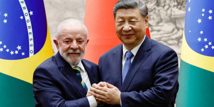 Investimentos chineses no Brasil cresceram 113% em 2024, somando US$ 4,8 bilhões, com foco em energia, petróleo e automóveis, aponta relatório do CEBC.