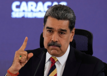 Nicolás Maduro acusa os EUA de usarem o combate ao narcotráfico como pretexto para operação militar no Caribe e afirma que objetivo é explorar petróleo e ouro da Venezuela.