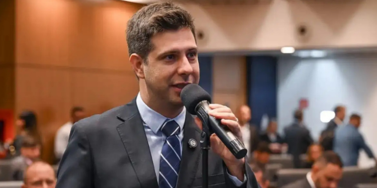 Governador Claudio Castro antecipa retorno de Rafael Picciani à Alerj após prisão de TH Joias, acusado de integrar esquema de tráfico e corrupção ligado ao Comando Vermelho.