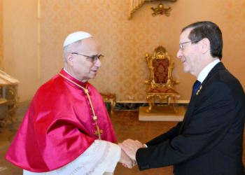 O Papa Leão XIV se reuniu com o presidente israelense Isaac Herzog para discutir a crise no Oriente Médio, pedindo cessar-fogo permanente em Gaza e a libertação dos reféns do Hamas.