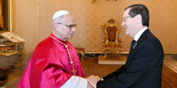 O Papa Leão XIV se reuniu com o presidente israelense Isaac Herzog para discutir a crise no Oriente Médio, pedindo cessar-fogo permanente em Gaza e a libertação dos reféns do Hamas.