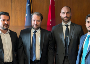 Eduardo Bolsonaro e Paulo Figueiredo se encontram com altos representantes do governo Trump em Washington para tratar da anistia a Jair Bolsonaro. No Congresso, líder do PL confirma que projeto será pautado em breve.