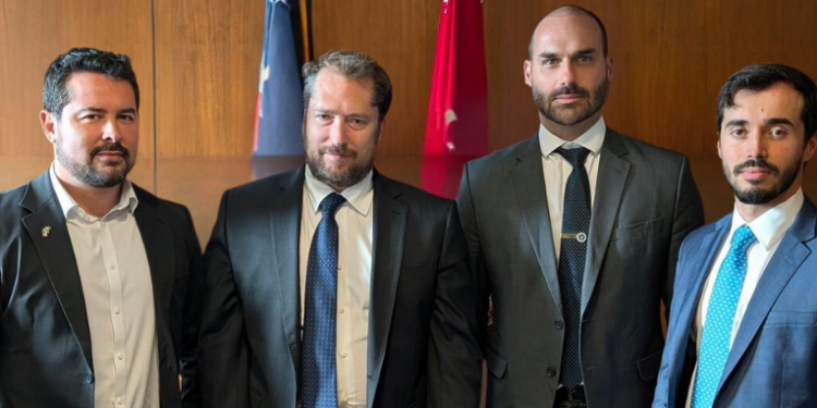 Eduardo Bolsonaro e Paulo Figueiredo se encontram com altos representantes do governo Trump em Washington para tratar da anistia a Jair Bolsonaro. No Congresso, líder do PL confirma que projeto será pautado em breve.