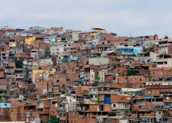 O programa Favela Seguros Cria abre inscrições para cursos gratuitos de audiovisual e influência digital para jovens das favelas, com aulas online, palestras motivacionais e foco em autonomia financeira.