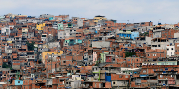 O programa Favela Seguros Cria abre inscrições para cursos gratuitos de audiovisual e influência digital para jovens das favelas, com aulas online, palestras motivacionais e foco em autonomia financeira.