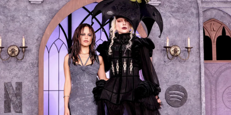 Após o lançamento do videoclipe “The Dead Dance”, Lady Gaga é acusada de usar IA para animar bonecas no vídeo. Produtores e equipe desmentem, confirmando efeitos visuais tradicionais.
