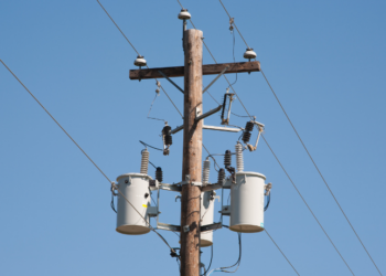 Furto de energia elétrica no Brasil causou R$ 10,3 bilhões em prejuízos em 2024, com impacto direto na conta de luz, qualidade do serviço e segurança da população, segundo Aneel e Abradee.