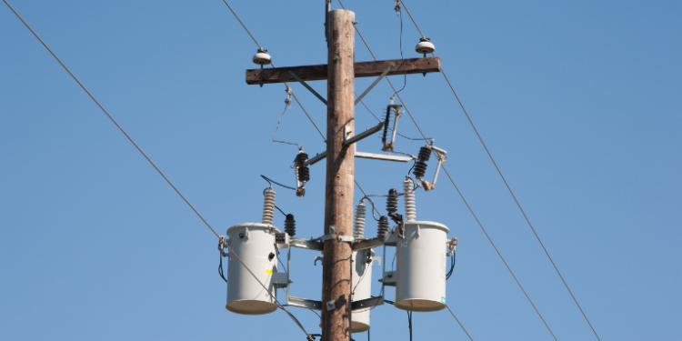 Furto de energia elétrica no Brasil causou R$ 10,3 bilhões em prejuízos em 2024, com impacto direto na conta de luz, qualidade do serviço e segurança da população, segundo Aneel e Abradee.