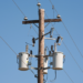 Furto de energia elétrica no Brasil causou R$ 10,3 bilhões em prejuízos em 2024, com impacto direto na conta de luz, qualidade do serviço e segurança da população, segundo Aneel e Abradee.