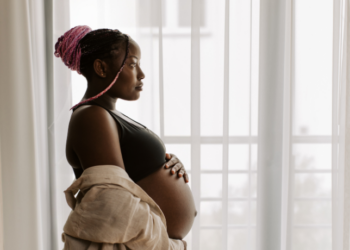 Realização de episiotomia e manobra de Kristeller caem drasticamente no SUS e na rede privada, segundo estudo da Fiocruz. No entanto, pré-natal incompleto e falta de analgesia ainda preocupam.