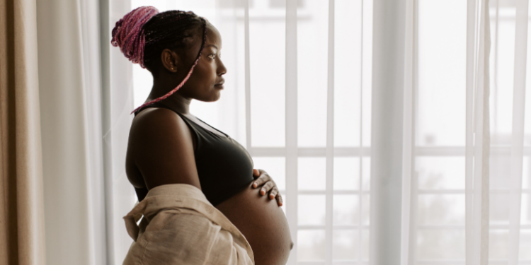 Realização de episiotomia e manobra de Kristeller caem drasticamente no SUS e na rede privada, segundo estudo da Fiocruz. No entanto, pré-natal incompleto e falta de analgesia ainda preocupam.