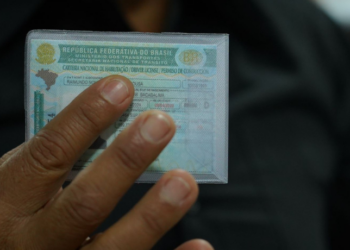 Em 2024, Brasil aplicou 74,9 milhões de multas, mas suspendeu apenas 290 mil CNHs, o menor número desde 2013; mudanças no Código de Trânsito e limite de pontos contribuem para redução das suspensões.