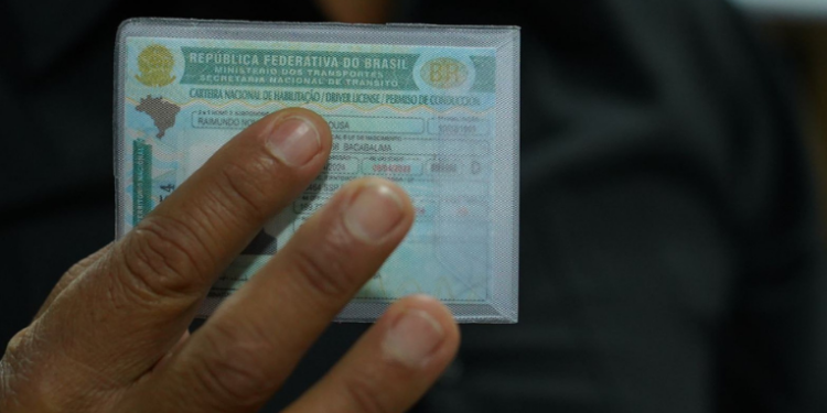 Em 2024, Brasil aplicou 74,9 milhões de multas, mas suspendeu apenas 290 mil CNHs, o menor número desde 2013; mudanças no Código de Trânsito e limite de pontos contribuem para redução das suspensões.