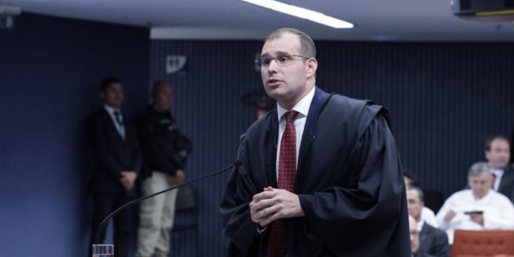 Sessão foi marcada por momentos de descontração, mas defesa de Paulo Sérgio Nogueira atacou a acusação e falou em tentativa de golpe.
