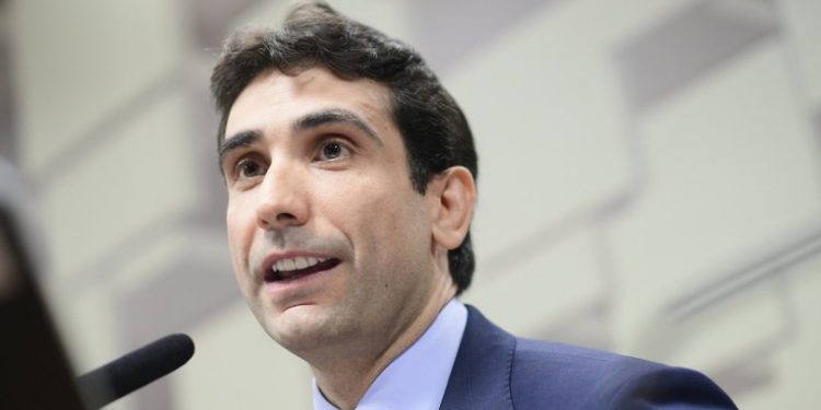 O presidente do Banco Central, Gabriel Galípolo, afirmou que fintechs e empresas da Faria Lima são vítimas do crime organizado. O BC reforça fiscalização e medidas de segurança no sistema financeiro nacional.