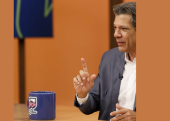 Fernando Haddad critica Tarcísio de Freitas por declarações sobre indulto a Bolsonaro e falta de confiança na Justiça, destacando preocupação com a democracia e tentativas de golpe.