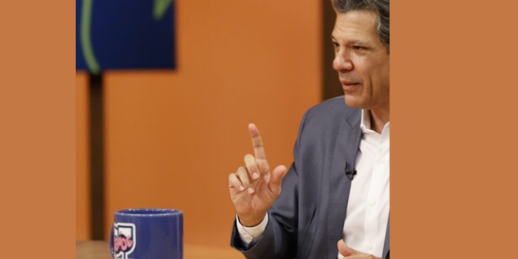 Fernando Haddad critica Tarcísio de Freitas por declarações sobre indulto a Bolsonaro e falta de confiança na Justiça, destacando preocupação com a democracia e tentativas de golpe.