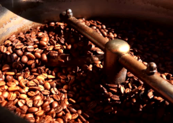 Ação da Secretaria de Defesa do Consumidor, Procon, Polícia Militar e Ministério da Agricultura apreendeu mais de 10 toneladas de café adulterado no Rio de Janeiro. Indústrias podem ser multadas em até R$ 17 milhões.