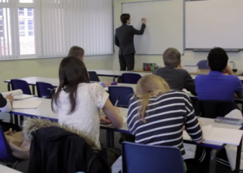 MEC libera nesta segunda-feira (1º) a sexta parcela do programa Pé-de-Meia de 2025. Mais de 3,4 milhões de estudantes da rede pública e da EJA recebem o benefício.