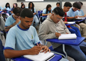 Estudantes do programa Pé-de-Meia recebem até R$ 1,2 mil como incentivo pela conclusão do ensino médio e participação no Enem. Pagamento é automático em conta digital da Caixa.