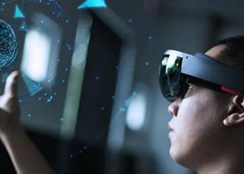Pesquisadores desenvolvem tecnologias hápticas que reproduzem sensações táteis em realidade virtual e aumentada, com aplicações em jogos, educação e saúde. Conheça luvas, coletes e softwares que elevam a experiência digital.