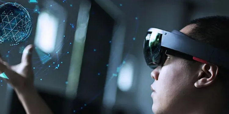 Pesquisadores desenvolvem tecnologias hápticas que reproduzem sensações táteis em realidade virtual e aumentada, com aplicações em jogos, educação e saúde. Conheça luvas, coletes e softwares que elevam a experiência digital.