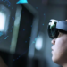 Pesquisadores desenvolvem tecnologias hápticas que reproduzem sensações táteis em realidade virtual e aumentada, com aplicações em jogos, educação e saúde. Conheça luvas, coletes e softwares que elevam a experiência digital.