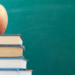 Mais de 8 mil oportunidades de pós-graduação estão disponíveis para professores, com cursos em matemática, letras, história, física e outras áreas.
