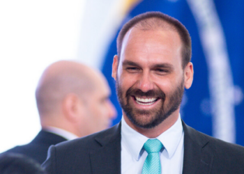Eduardo Bolsonaro afirma que sanções dos EUA contra Alexandre de Moraes não tiveram o impacto esperado. Novas medidas podem ser adotadas, segundo o deputado.