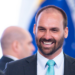Eduardo Bolsonaro afirma que sanções dos EUA contra Alexandre de Moraes não tiveram o impacto esperado. Novas medidas podem ser adotadas, segundo o deputado.