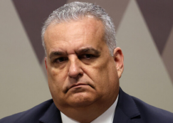 CPI do INSS autoriza pedido de prisão preventiva para 21 envolvidos em fraude contra aposentados. Solicitação será enviada ao STF para análise e decisão.