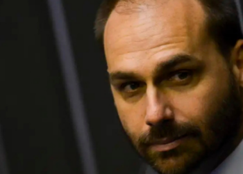 PGR denuncia Eduardo Bolsonaro e Paulo Figueiredo ao STF por coação. Segundo a acusação, houve articulação nos EUA para sancionar ministros do STF e interferir em processos.