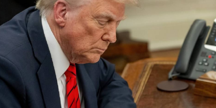 Revelação contradiz Trump e expõe possível crime de guerra em ataque dos EUA no Caribe