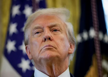 Donald Trump afirmou que o governo brasileiro se tornou “radical de esquerda” e cogitou restringir vistos de delegações estrangeiras na ONU, incluindo a brasileira. Ele também justificou as tarifas de 50% sobre produtos do Brasil.