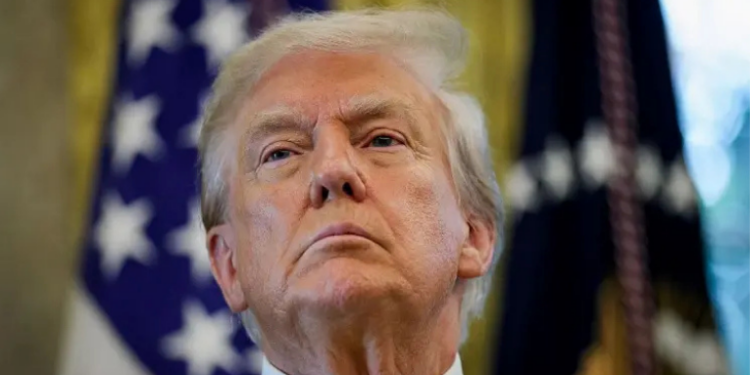 Donald Trump afirmou que o governo brasileiro se tornou “radical de esquerda” e cogitou restringir vistos de delegações estrangeiras na ONU, incluindo a brasileira. Ele também justificou as tarifas de 50% sobre produtos do Brasil.