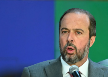 Alexandre Silveira, ministro de Minas e Energia, afirma que o Brasil pode precisar usar tecnologia nuclear para defesa no futuro e defende revisão constitucional.
