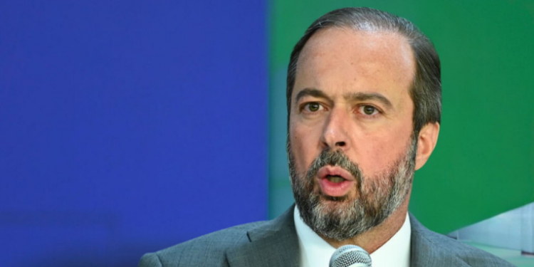 Alexandre Silveira, ministro de Minas e Energia, afirma que o Brasil pode precisar usar tecnologia nuclear para defesa no futuro e defende revisão constitucional.