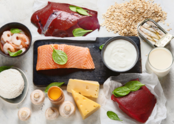 A vitamina B12 é fundamental para o sistema nervoso, coração e produção de energia. Saiba quais alimentos fornecem a substância, os riscos da deficiência e a importância da suplementação.
