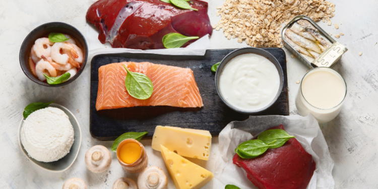 A vitamina B12 é fundamental para o sistema nervoso, coração e produção de energia. Saiba quais alimentos fornecem a substância, os riscos da deficiência e a importância da suplementação.