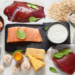 A vitamina B12 é fundamental para o sistema nervoso, coração e produção de energia. Saiba quais alimentos fornecem a substância, os riscos da deficiência e a importância da suplementação.