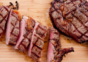 Estudo aponta possível efeito protetor da proteína animal contra o câncer, mas especialistas alertam para limitações metodológicas e riscos do consumo excessivo de carne vermelha e processada.