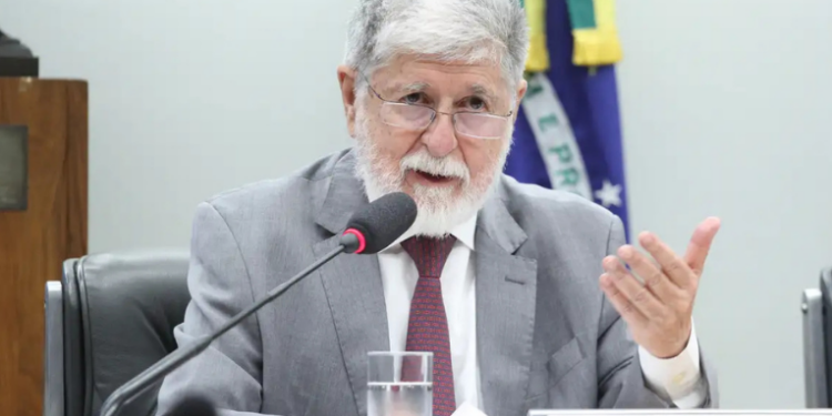 O assessor da Presidência, Celso Amorim, encontrou-se com o chanceler chinês Wang Yi para discutir relações bilaterais, cooperação estratégica e projetos conjuntos entre Brasil e China.