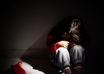 Menina de seis anos é resgatada em Sorocaba após ser mantida em cárcere privado pelos próprios pais. Criança vivia isolada, sem escola, sem cuidados médicos e em condições precárias. Pais foram presos.